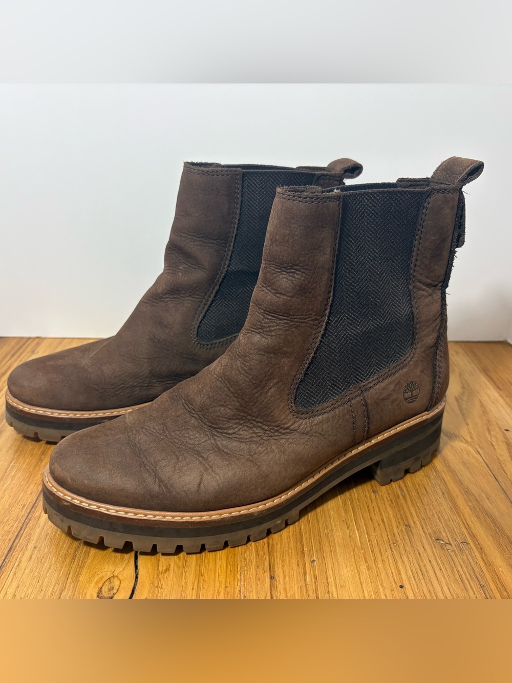 Timberland || Courmayeur Valley Chelsea Boot lug sole, side goring, women, Sz 10